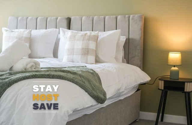Yasmin's Townhouse - Sleeps upto 10, great for groups with FREE Parking - Hosted by Stay Host Save