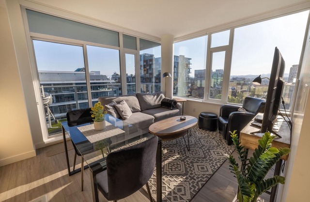 Yates Sunset View-Enjoy amazing sunsets from this corner unit on the 11th floor!
