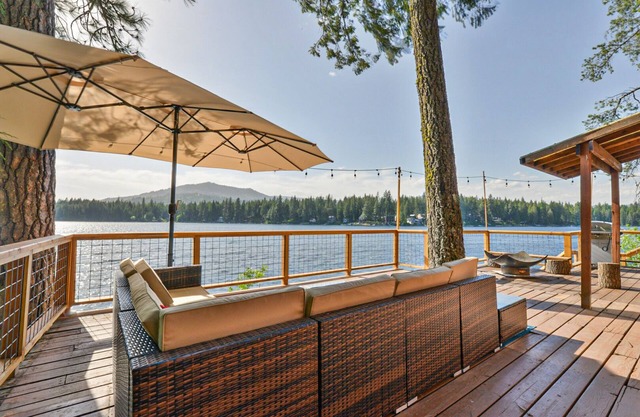 Year around Bliss Lakehouse with hottub and deck