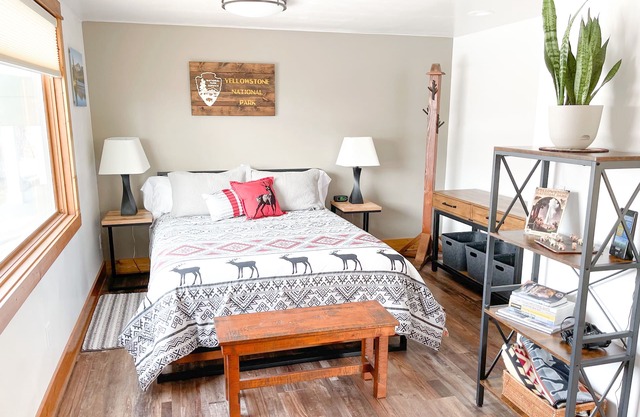 BRAND NEW, un studio confortable pour 2, avec vue sur l'arche historique de Yellowstone
