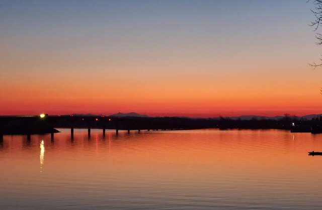 Year-Round: Amazing Sunrises, 150ft Shore, Private Boat Launch/Dock, Hot Fishing