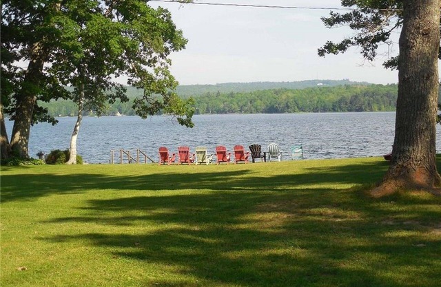 Toute l'année chalet entièrement meublé 3 chambres côté lac, beaux levés de soleil.