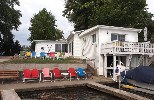 Maison au bord du lac toute l'année avec belle façade, belle cour avec foyer, cinéma maison