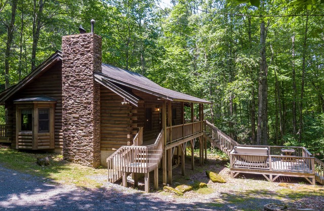 Yearling - Cozy Log Cabin with Hot Tub between Valle Crucis and Banner Elk