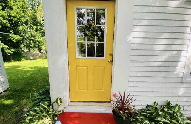Yellow Door Sunny New England House Apartment in Rockland ME STR22-44