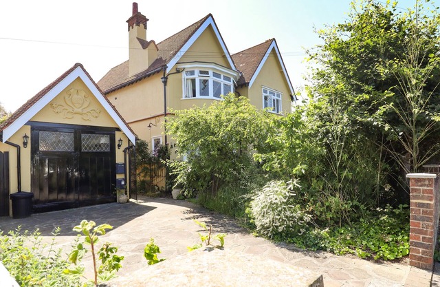 YELLOW HOUSE ON THE CORNER, pet friendly in Frinton-On-Sea