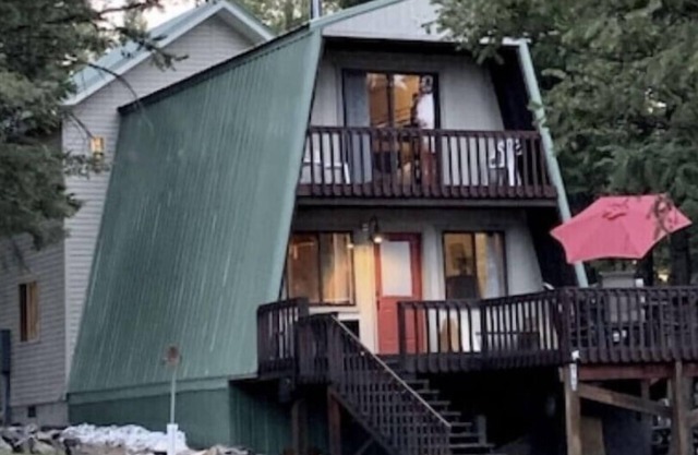 YELLOWSTONE CABIN-King sized bed & private bathroom! Dog friendly!HOT TUB! ⭐️⭐️⭐️⭐️⭐️