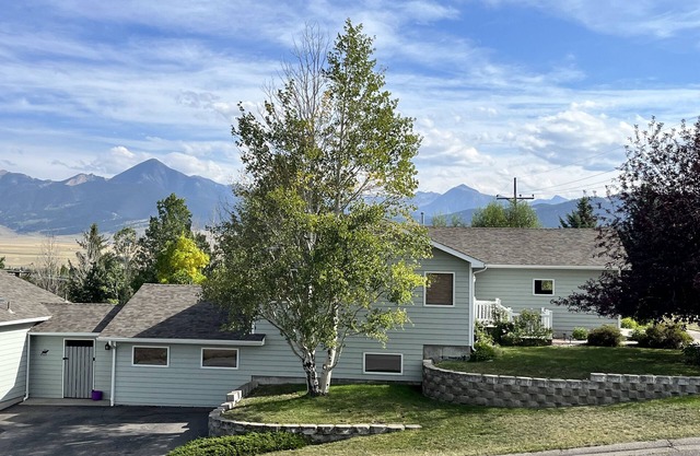 Yellowstone Country Home - Launchpad for a trip of a lifetime!