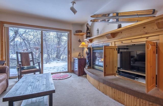 Very close to Grand Targhee! Ride the ski shuttle! 3 Hot tubs! Super Clean!