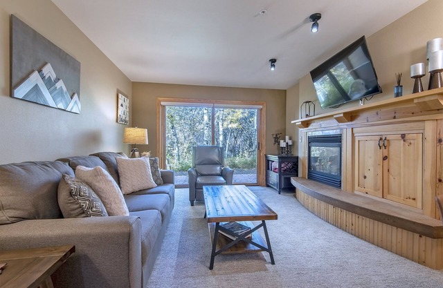 Ride ski shuttle to Grand Targhee! Community Hot Tubs! Updated, Stocked & Clean!