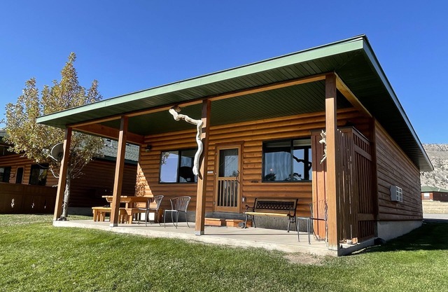 Yellowstone Riverbend Cabin - Waterfront + Wildlife + Walk into YNP only 1500 ft
