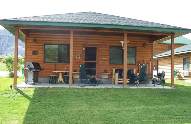 Yellowstone Riverfront Cabin, pour 9 personnes, entre 171 et 325 USD / 300 verges à Yellowstone