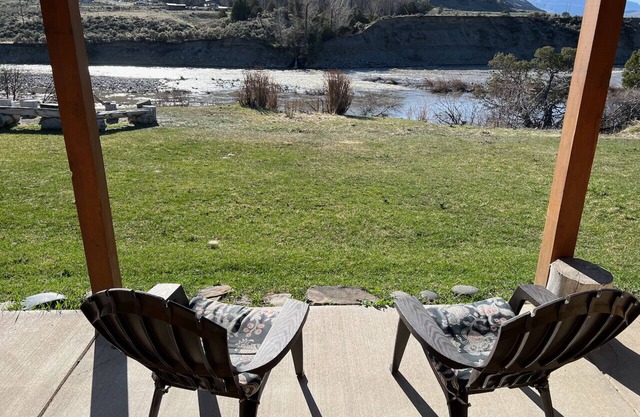 Yellowstone Riverside Cabin - Sur la rivière à côté du parc national de Yellowstone!