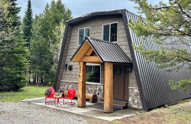 🦬YELLOWSTONE CABIN🦬CLEAN& SPACIOUS KITCHEN with Fireplace, Dog Friendly⭐️⭐️⭐️⭐️⭐️