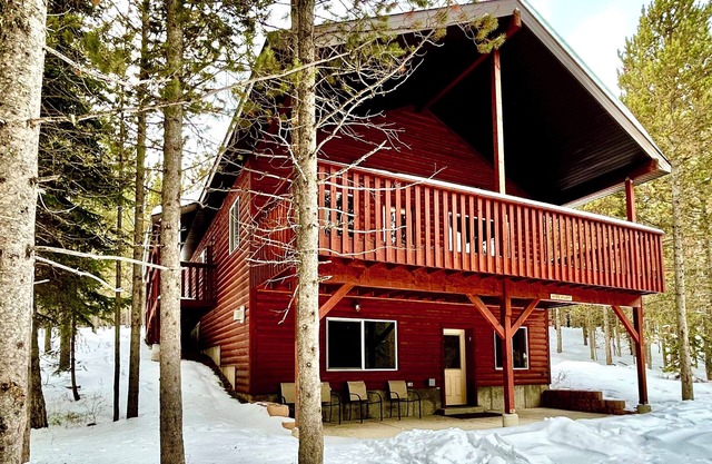 Yellowstone cabin with WiFi in charming Island Park, Dog & wheelchair friendly!