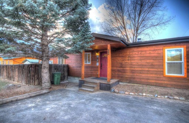 Yellowstone Street River House 3 Bedroom 2 Bathroom at Yellowstone Park Entrance