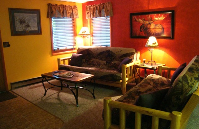 Yellowstone Wildlife Cabins - Moose Cabin Sleeps to 4 - less than a mile to Yellowstone!