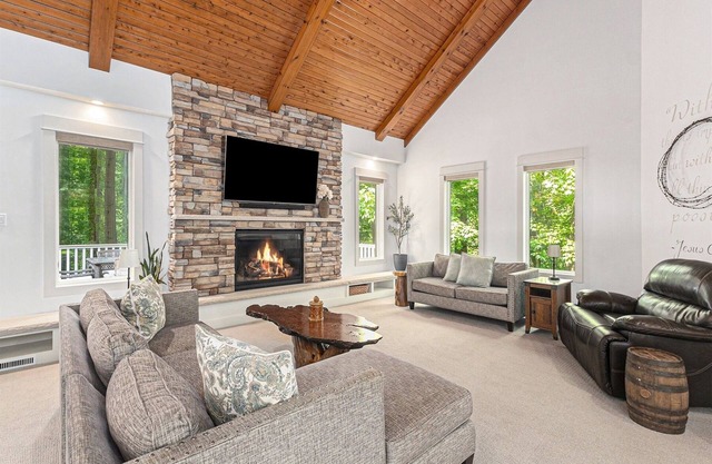 Yemi's Place: Luxe Macatawa Home, Hot Tub, Fire Pit, Game Room