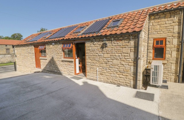 YEOMAN'S COTTAGE, pet friendly, with a garden in Thornton-Le-Dale