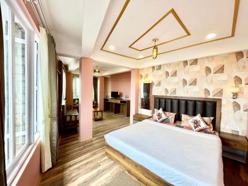 Yepplo's King Size Suite Room with Mountain View