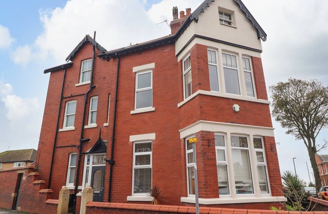YEWDALE, pet friendly, country holiday cottage in Lytham St. Annes
