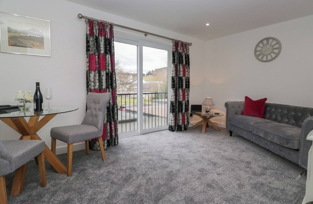 YEWDALE VIEW APARTMENT, pet friendly, with a garden in Coniston