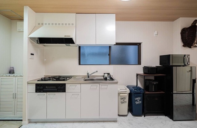 Yinojia: Bright, clean interior. Quiet yet convenient, near 24 - hr stores.Rm101