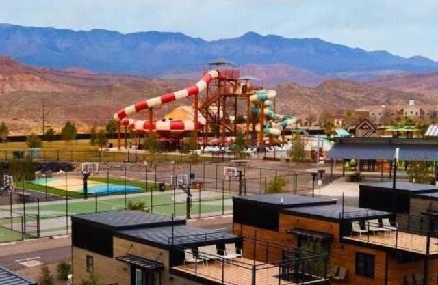 NEW Yogi Bear Modern Luxury Cabin 1 Bedroom / + bunk set w/ Full Bath Sky Deck - Over 800 sq. ft. (Accessible)