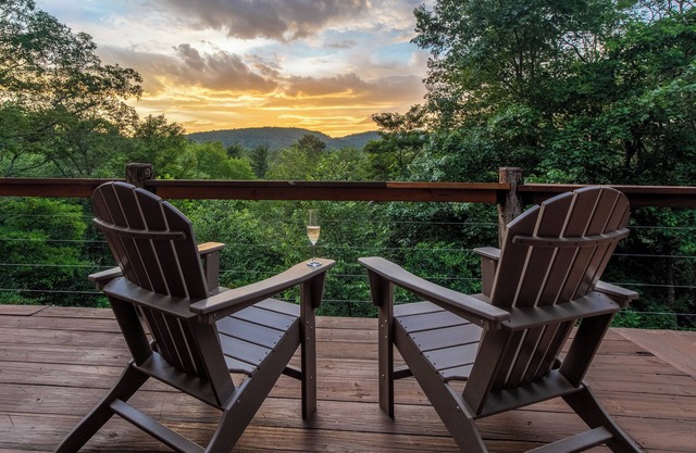 Yona Ridge Cabin- Adjacent to Linville Gorge Wilderness, Dog Friendly, with AC