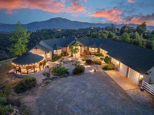 Yosemite Cloudline Ridge with HUGE views-hot tub-game room!