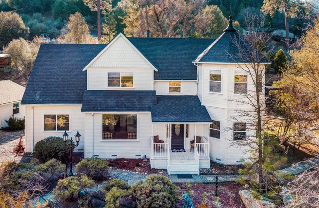 Yosemite Country House sleeps 20 w/ hot tub, firepit, bonus studio!