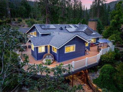 Yosemite Creekside Retreat with spa/games/EV Charger and more
