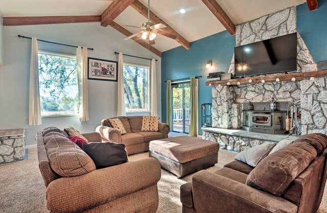 Yosemite Home w/ Deck < 4 Mi to Bass Lake!