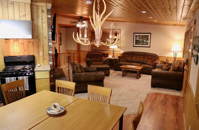 Parc national de Yosemite (15 miles) / Bass Lake (3 minutes) CuteCabin w / HOT TUB