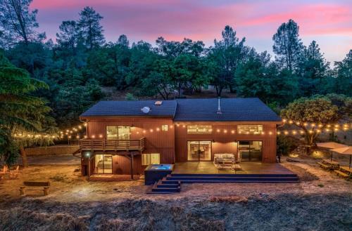 Yosemite Sunrise House with hot tub/views/game room