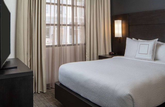 You Found it! Spacious Suite with Full Kitchen and Free Breakfast, Outdoor Pool!