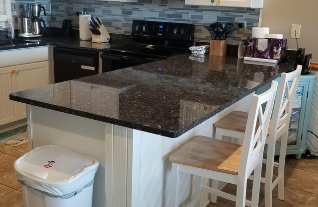 Vous allez adorer Sea Glass. Condo semi-bord de mer. À quelques pas de la plage. Draps gratuits