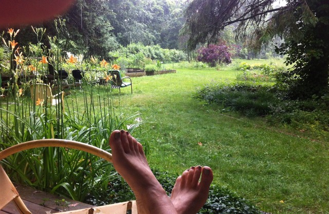 Vous êtes dans un bain à remous; vous voyez des jardins; entendre le vent souffler à travers les pins