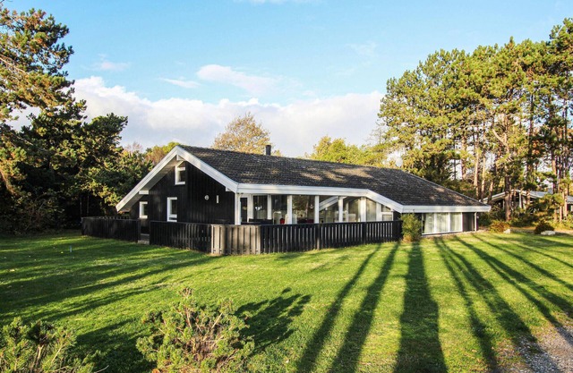 You want a lot of space and proximity to the beach on vacation? This vacation home offers both.