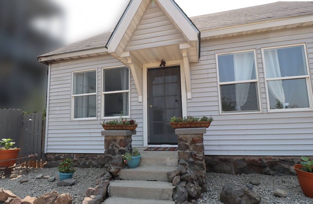 This updated 1907 Cottage is an urban charmer!