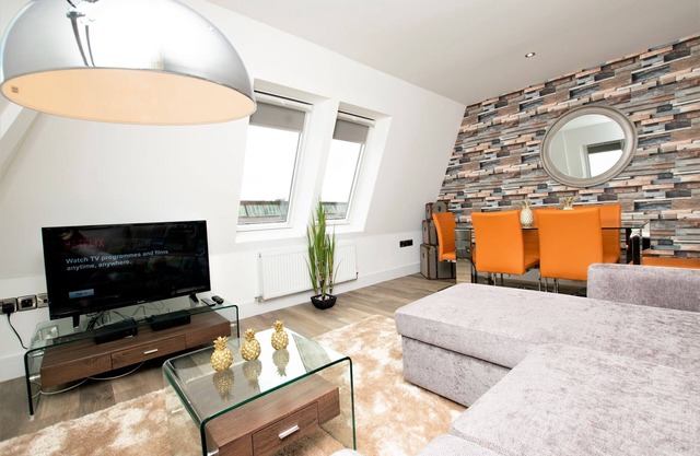 Your Apartment | Bristol Rowan Tree - No.8