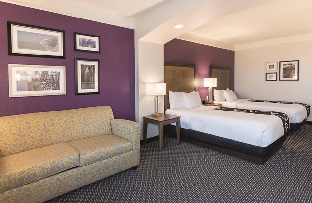 Your Arlington Dream Stay: Cozy Comfort Near Six Flags & Stadium!
