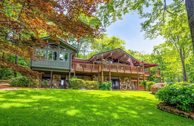 Vos vacances Blue Ridge vous attend dans cette luxueuse maison au bord du lac.