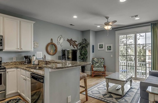 Your Cozy Hideaway: 1 Bdrm with Balcony Near Beach