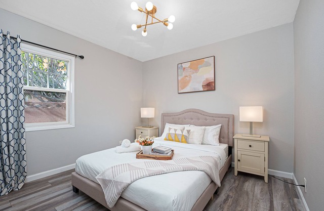 Your Disney Retrested! Entire 5 BR Back Yard Parking