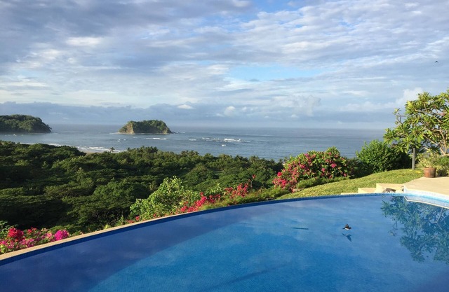 SURF, POISSON, ECO TOUR, ZIP LINE, RAFT, VTT, MONTRE ANIMAL ou JUSTE RELAX!