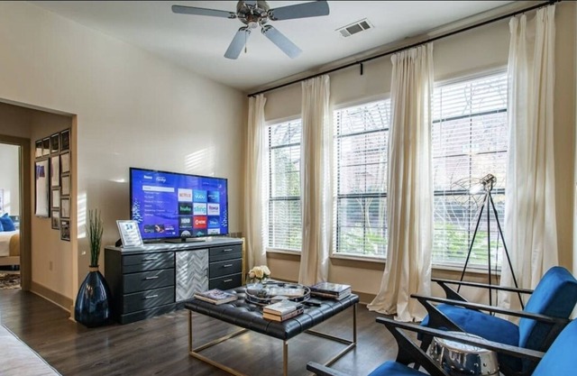 Your Fan Favorite Modern Suite | 9th St.