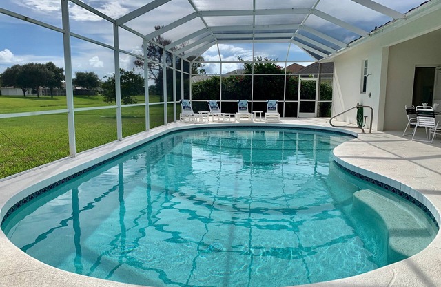 Venez vous détendre dans cet hébergement spacieux avec piscine privée et quai de pêche!
