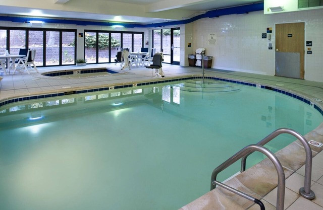 Your Gateway to Glenwood Springs! Free Breakfast, Pool, Free Parking!