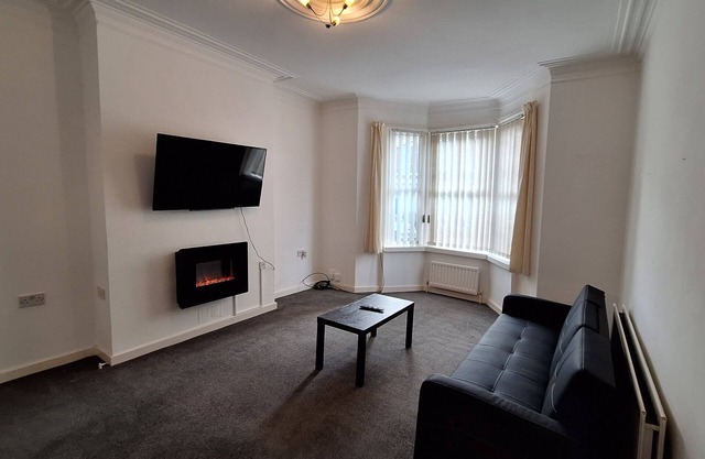 Your Home Away From Home: A Spacious Gateshead Retreat for a Grand Getaway.